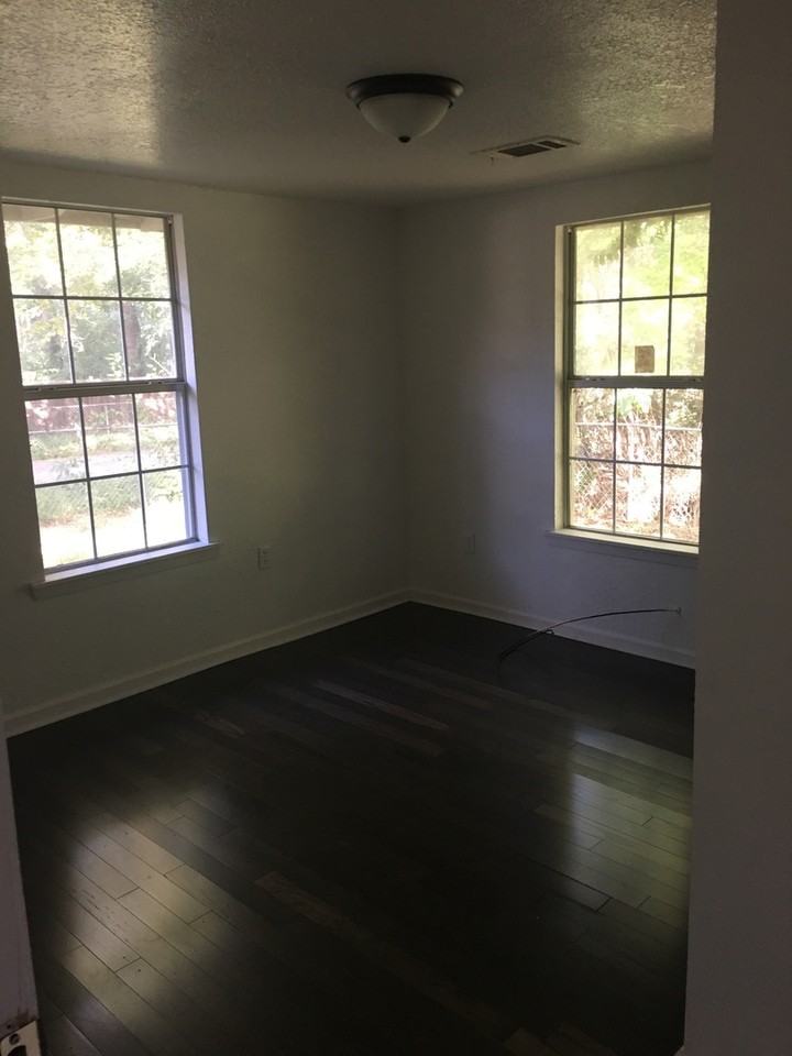 902 N 27th St - Photo 3 of 7