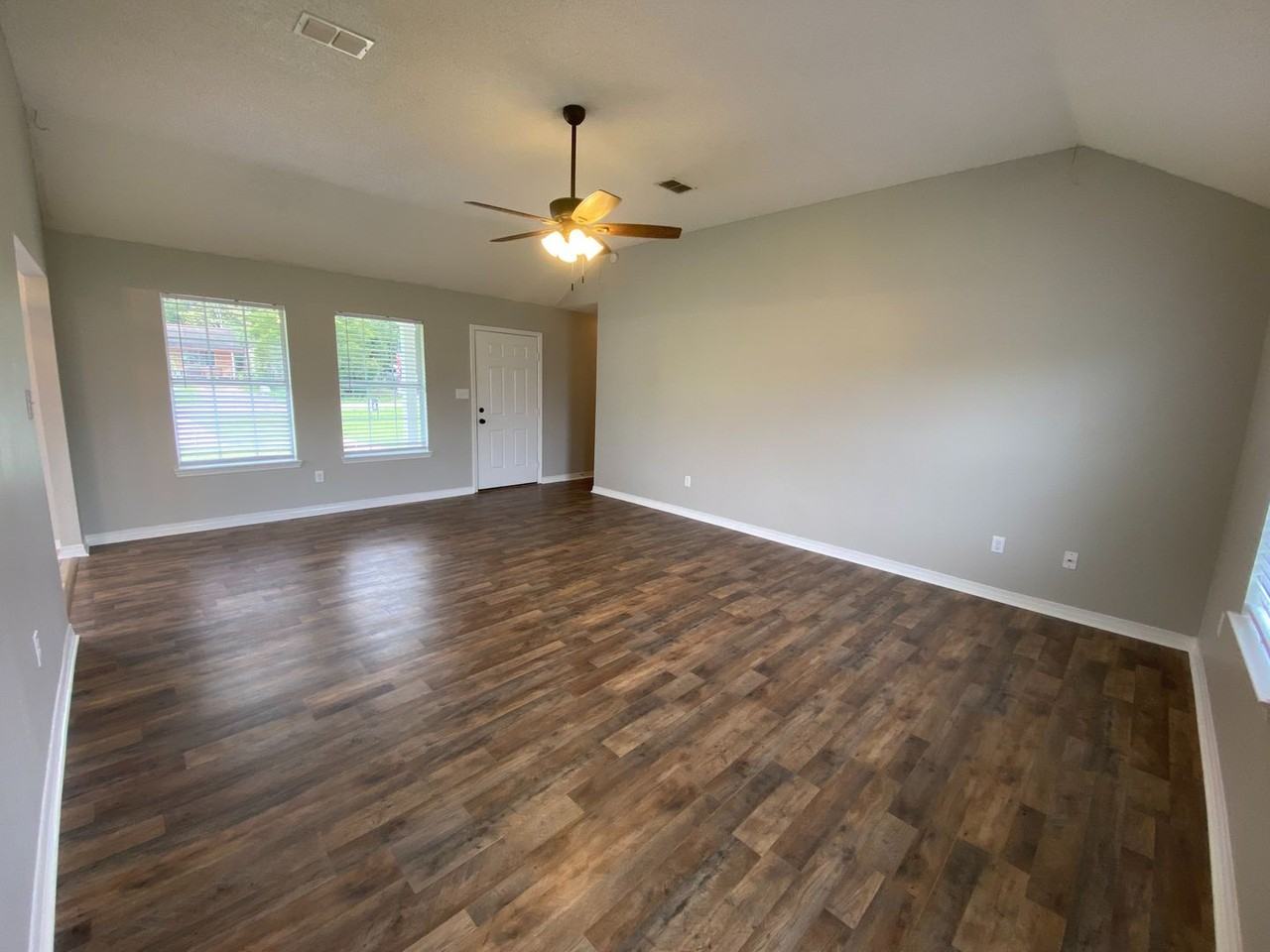 10725 Oak St - Photo 3 of 18