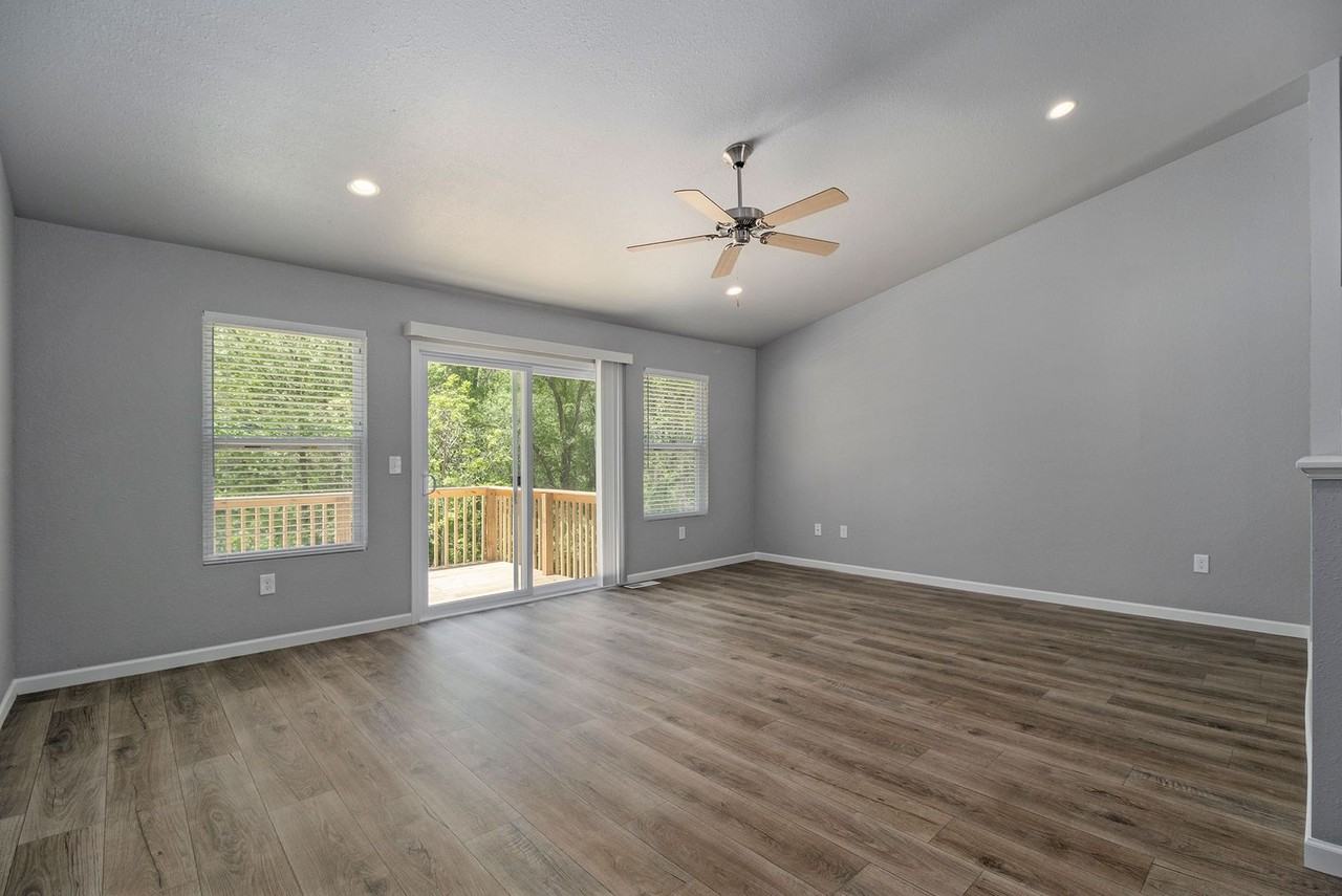 112 Mackenzie St - Photo 4 of 19