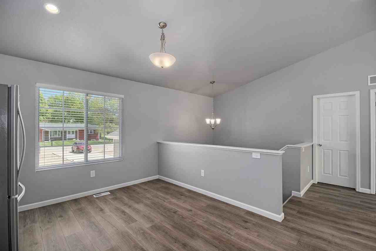 112 Mackenzie St - Photo 7 of 19