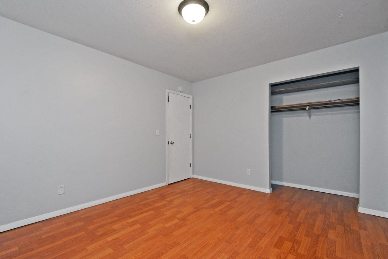 1000 50th Ave Ne - Photo 5 of 15