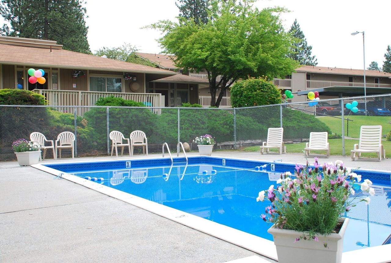 Rosewood Club Apts - Photo 5 of 13