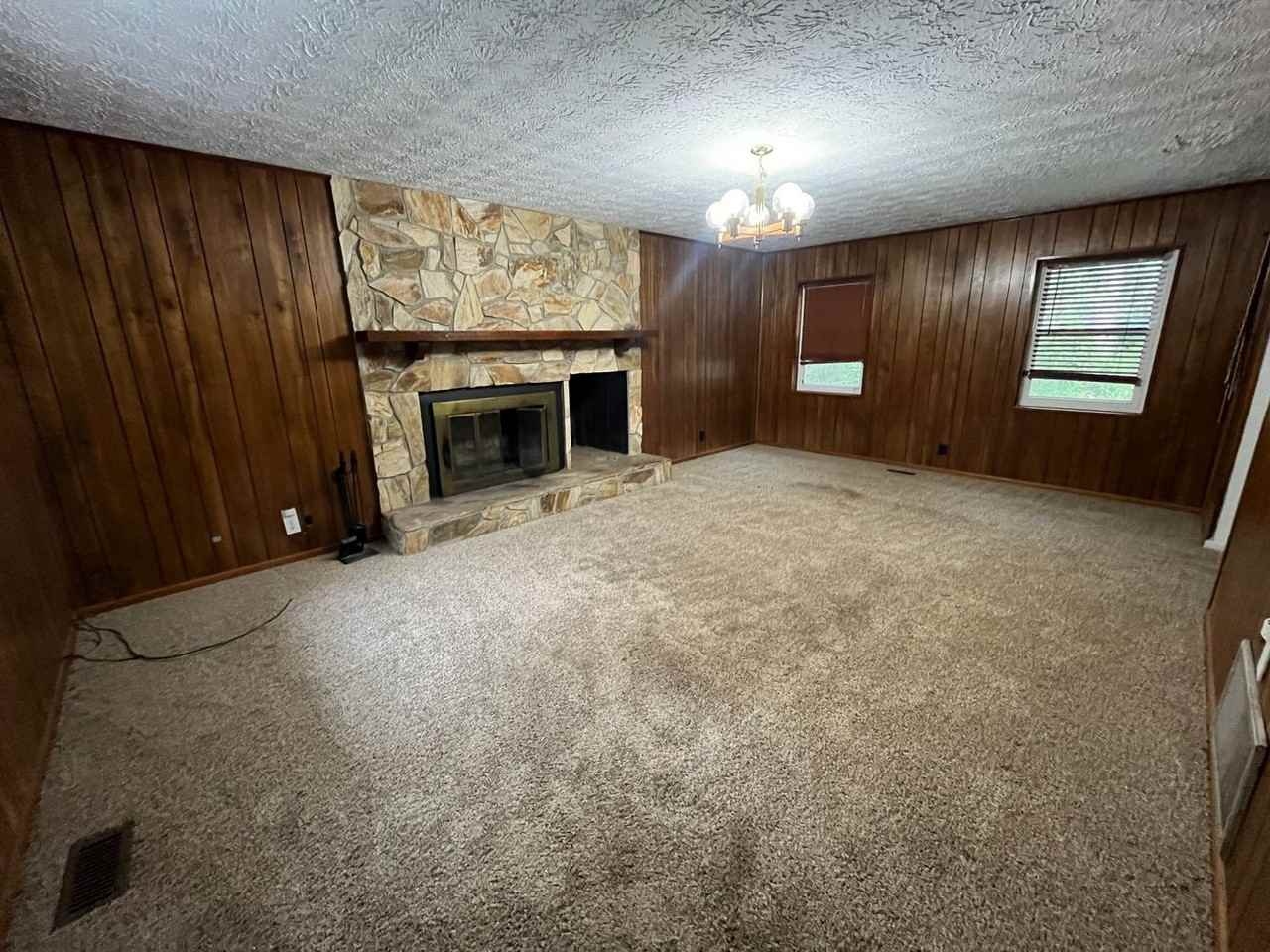 304 Ne Old Blue Springs Rd - Photo 3 of 25