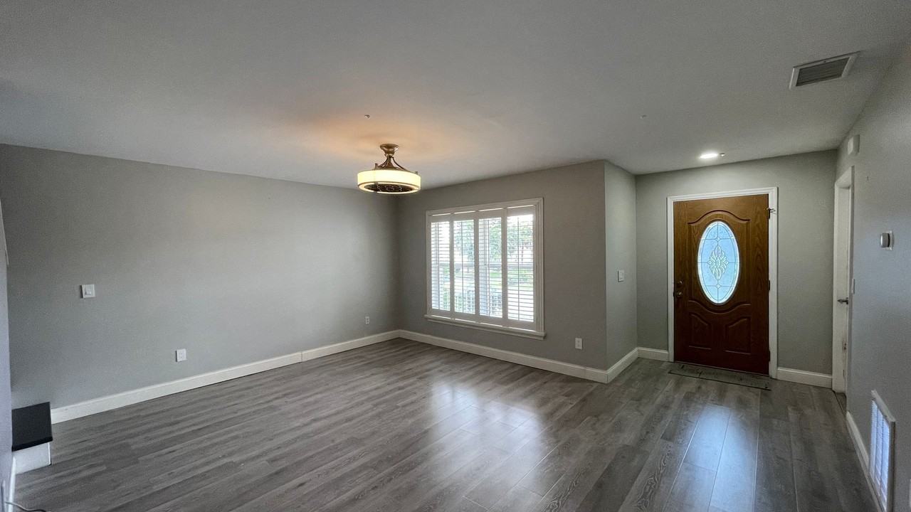 3791 Huntwicke Blvd - Photo 5 of 26