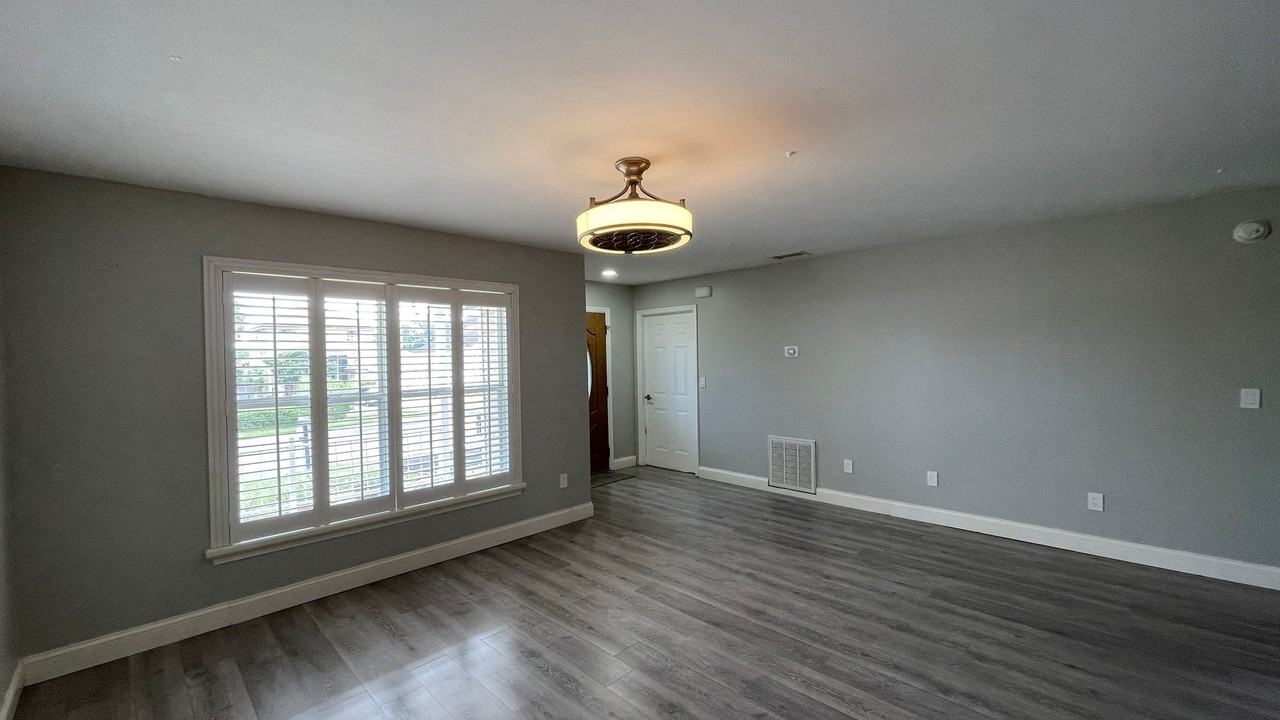 3791 Huntwicke Blvd - Photo 6 of 26