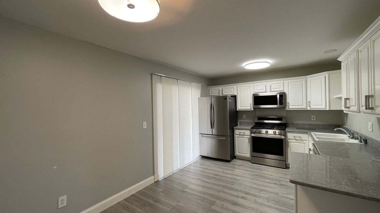 3791 Huntwicke Blvd - Photo 4 of 26