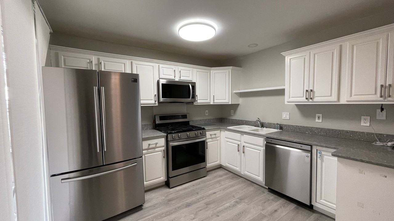 3791 Huntwicke Blvd - Photo 3 of 26