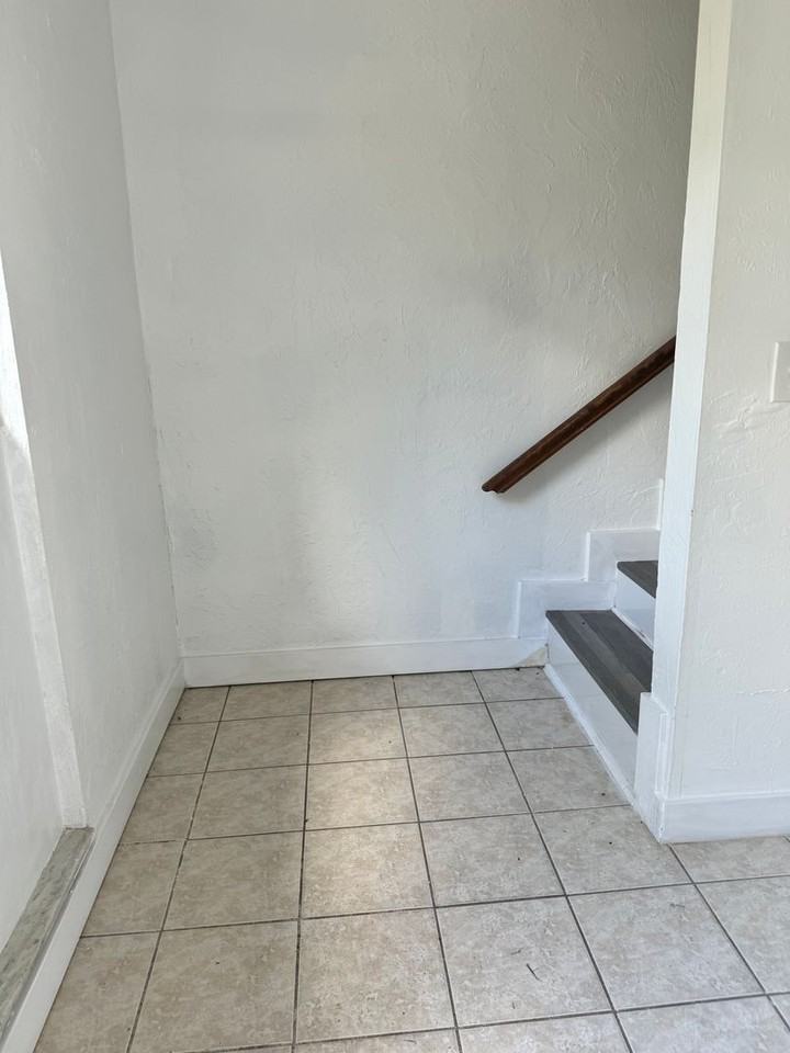 717 Southwest 75th Street - Photo 3 of 30