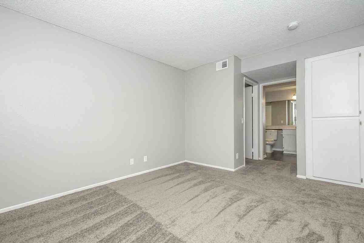 3800 West Devonshire Avenue - Photo 5 of 8