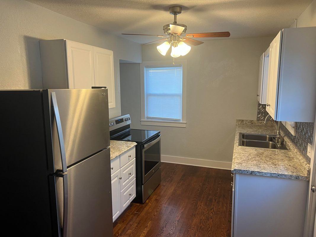 204 W 21st St - Photo 3 of 8