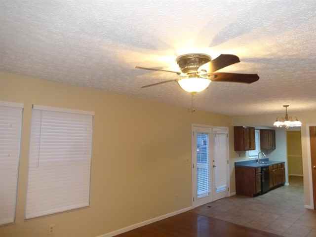 1475 Hawthorne Pkwy - Photo 2 of 16