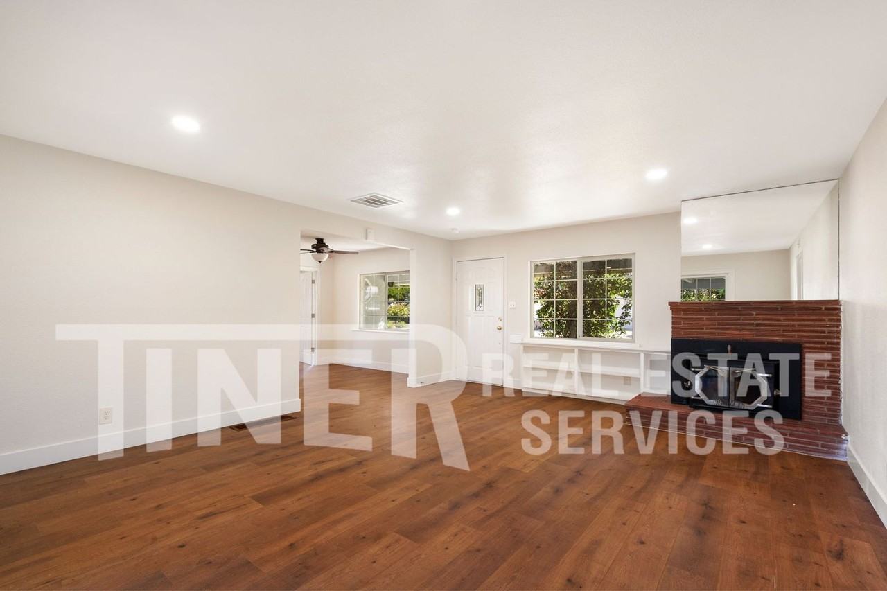 1136 Longcroft St - Photo 2 of 24