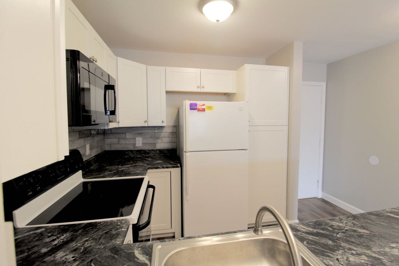 1396 Hunters Rd Apt J - Photo 6 of 35