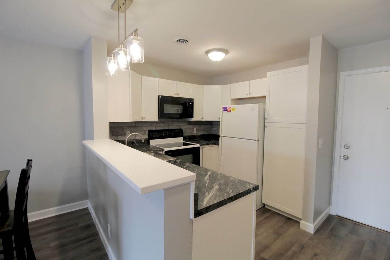 1396 Hunters Rd Apt J - Photo 7 of 35