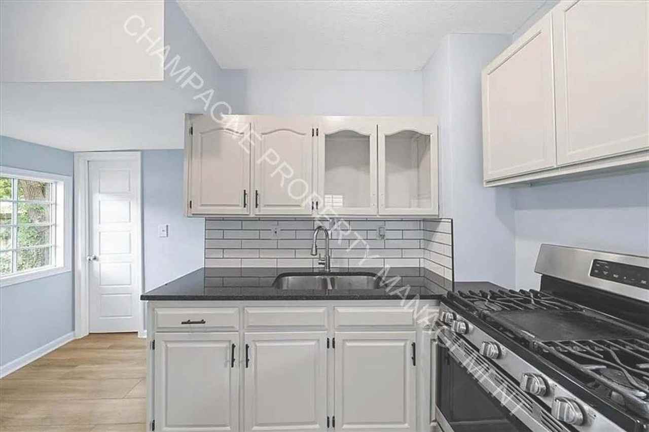 2454 Cypress Ave - Photo 3 of 18