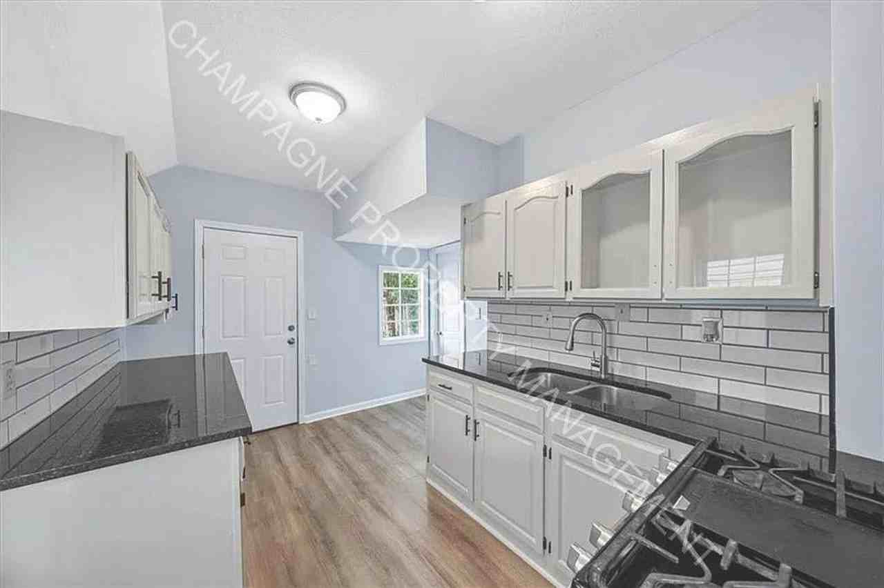 2454 Cypress Ave - Photo 4 of 18