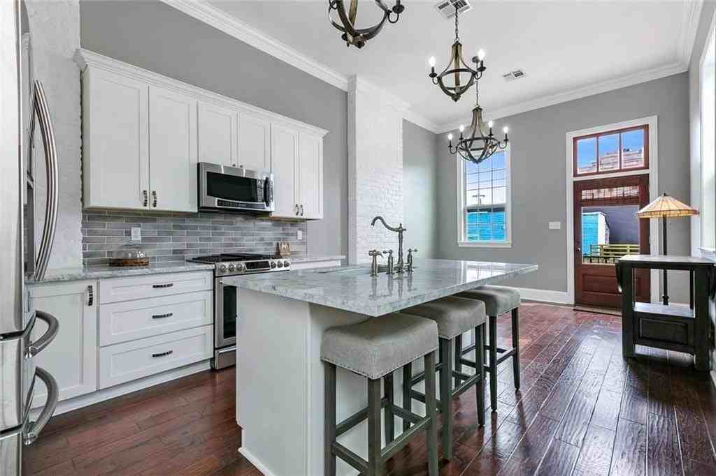 2105 Rousseau St - Photo 2 of 12