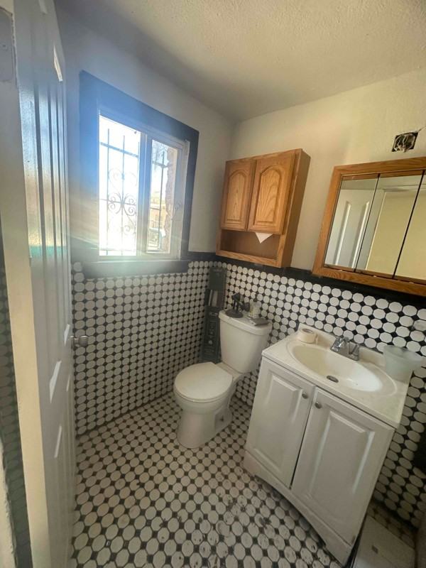 2611 Hamilton Ave - Photo 3 of 9