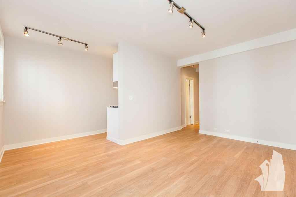 511 W Belmont Ave #38 - Photo 3 of 8