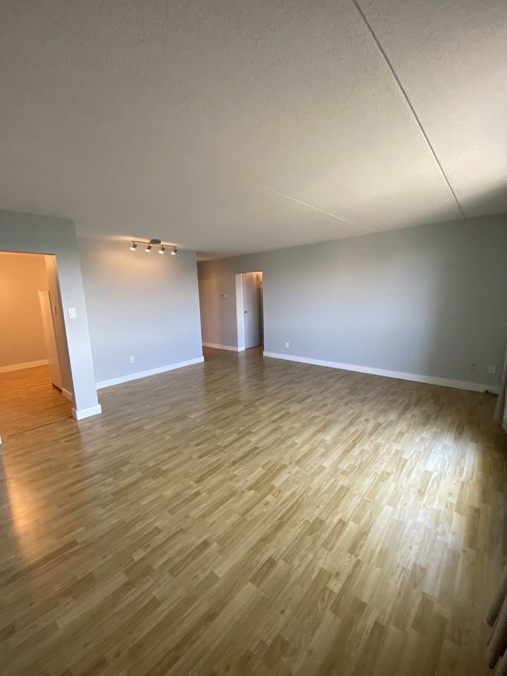 504-365 Wellington Crescent - Photo 2 of 10