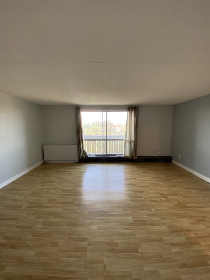 504-365 Wellington Crescent - Photo 3 of 10