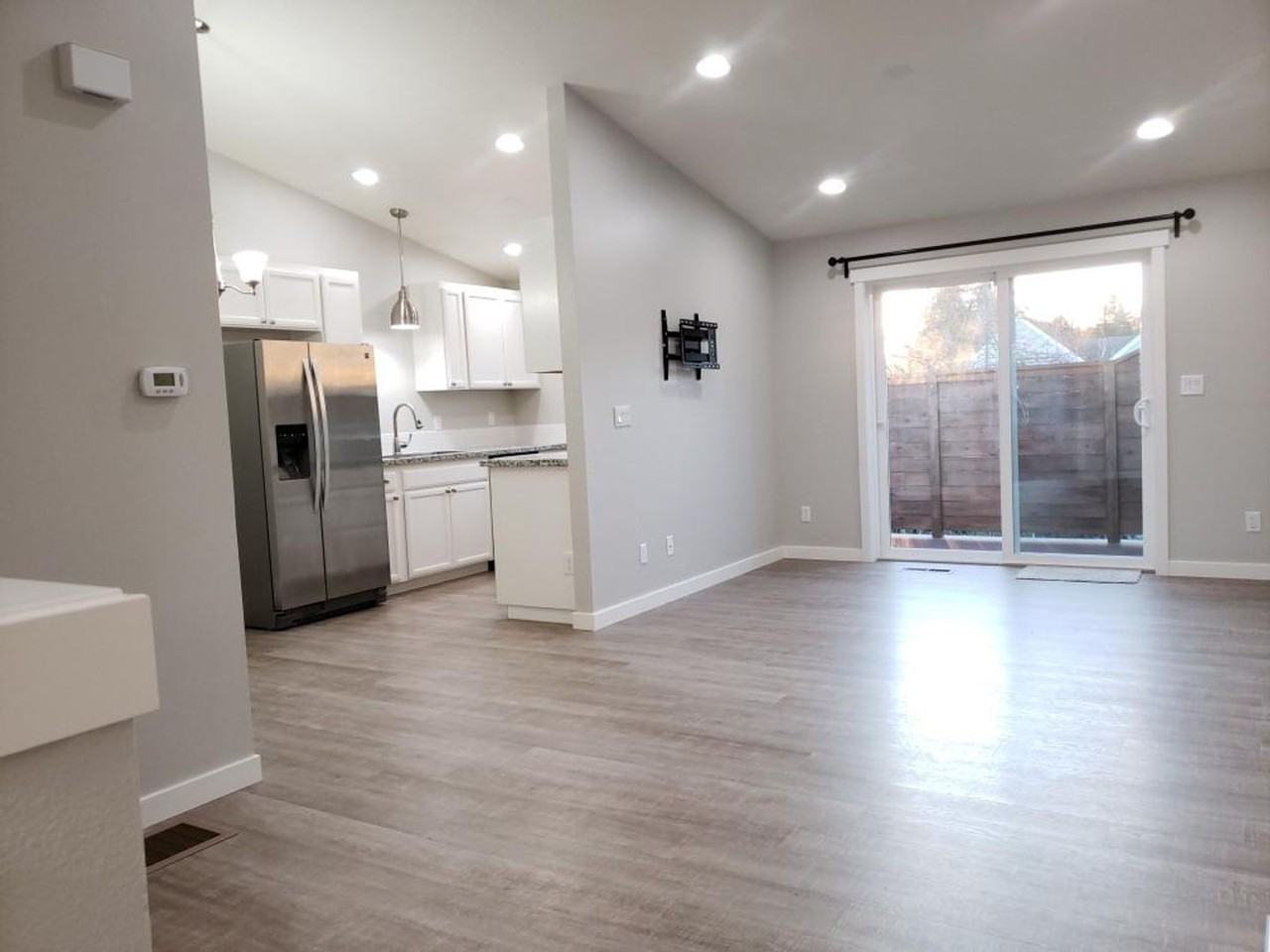 BURR607 - Photo 2 of 13