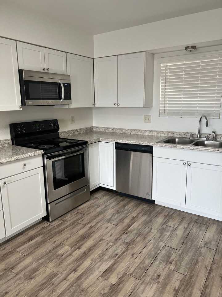 341-349 341-349 E Calle Arizona  - 345 E. Calle Arizona #2 - Photo 4 of 9