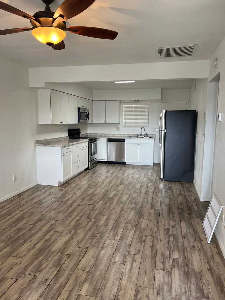 341-349 341-349 E Calle Arizona  - 345 E. Calle Arizona #2 - Photo 5 of 9
