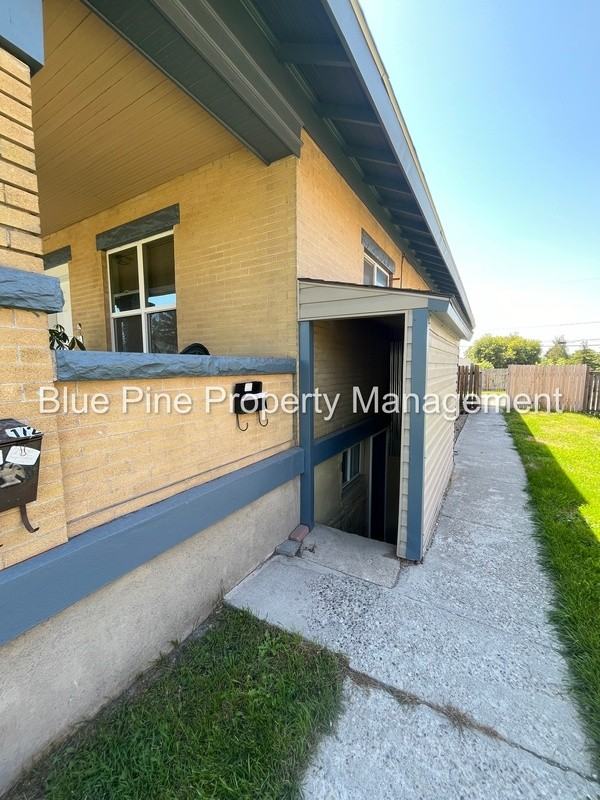 461 1/2 I St - Photo 2 of 7