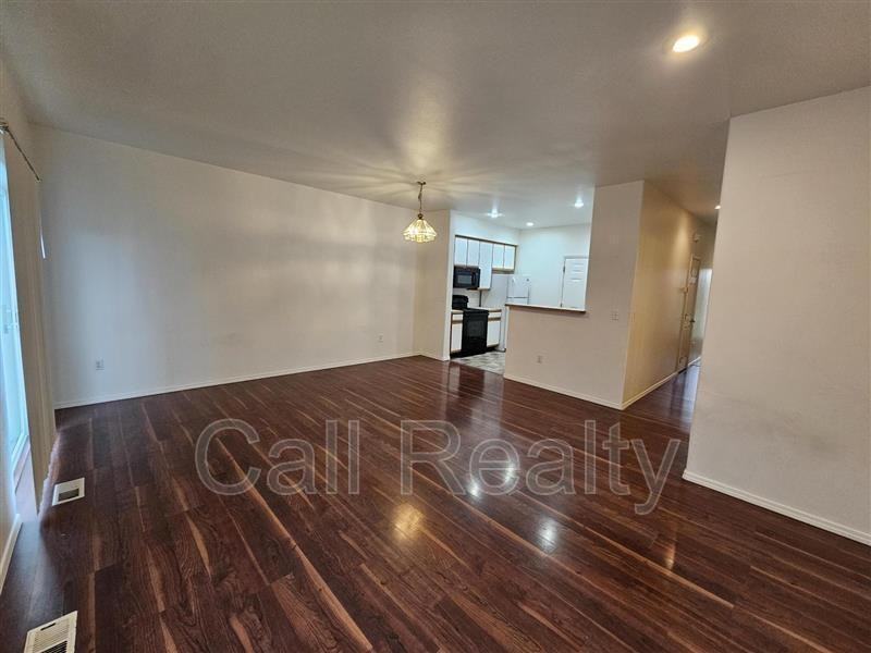 2523 E Desmet Ave - Photo 3 of 17