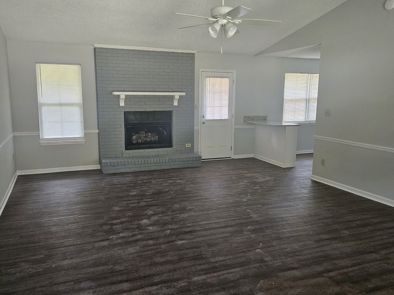 202 Dunaway Dr - Photo 2 of 7