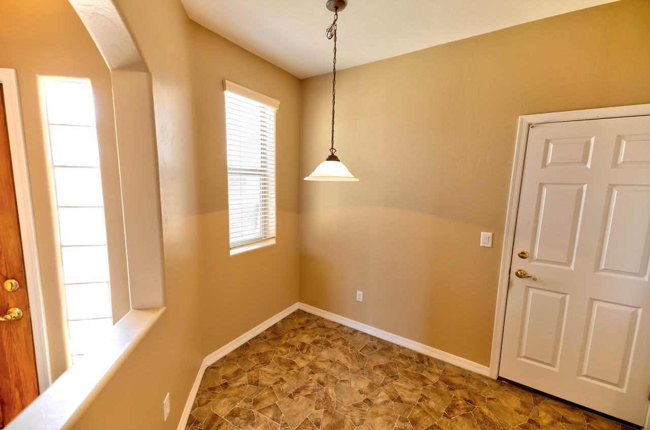 606 W Woodfield Ct - Photo 3 of 37