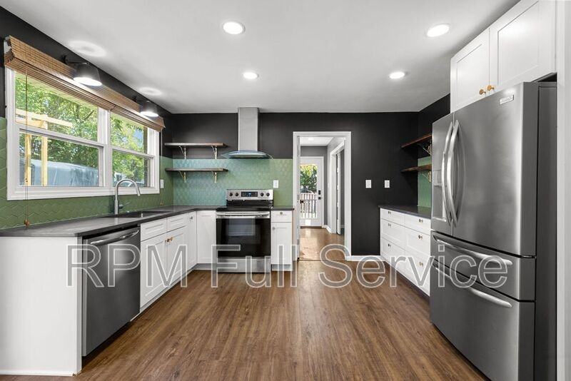 607 S 10th St - Photo 3 of 48