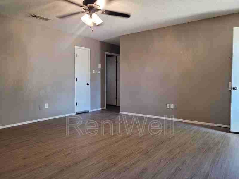 712 11th St - Photo 3 of 12