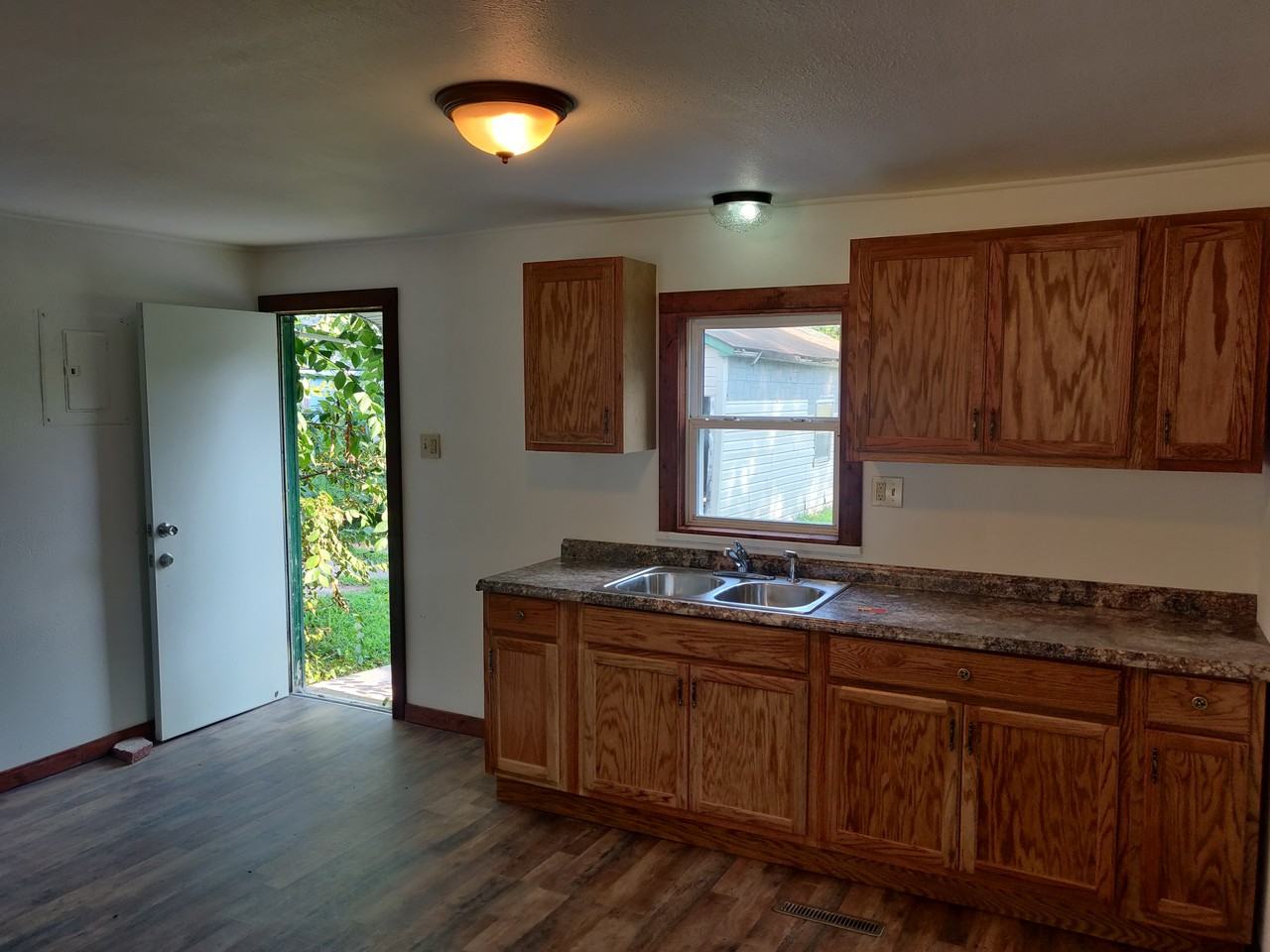 305 W Hickory St - Photo 3 of 9