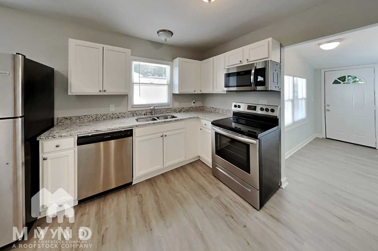 977 Moreland Dr Se - Photo 2 of 18