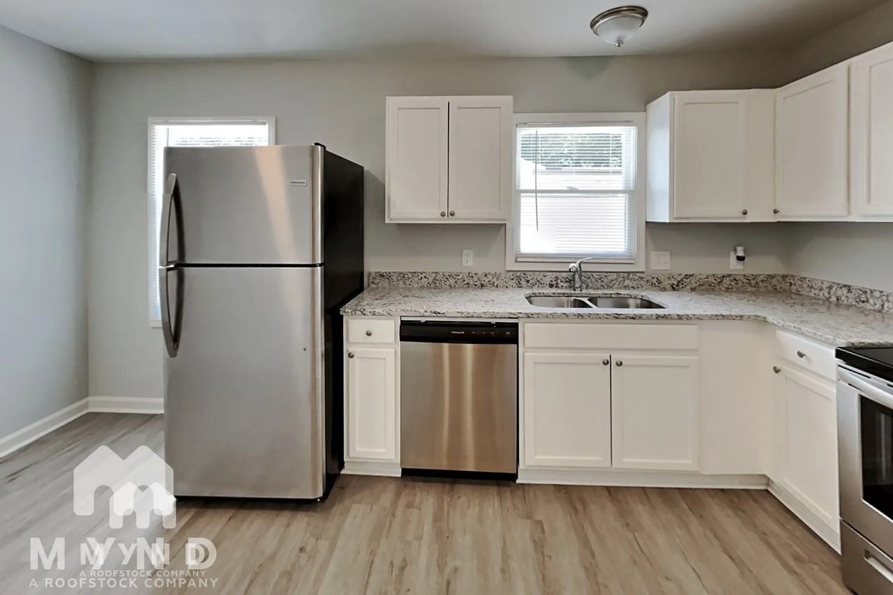 977 Moreland Dr Se - Photo 3 of 18