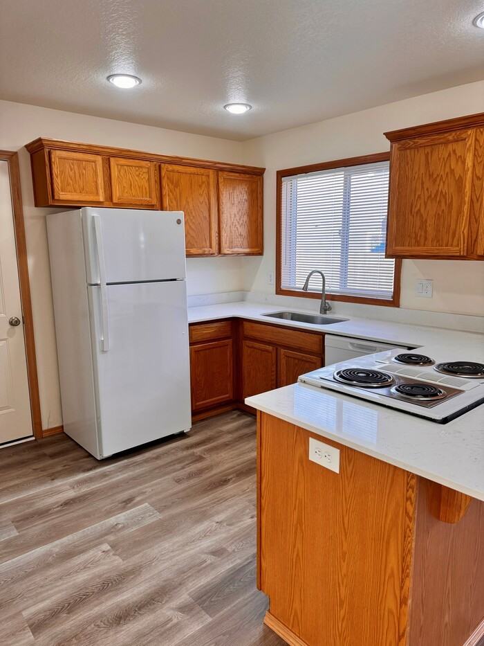 431 S Ivy St - Photo 2 of 13