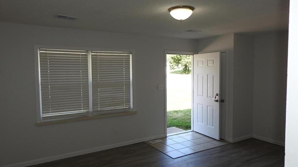 1103 N Aztec Ct - Photo 3 of 20