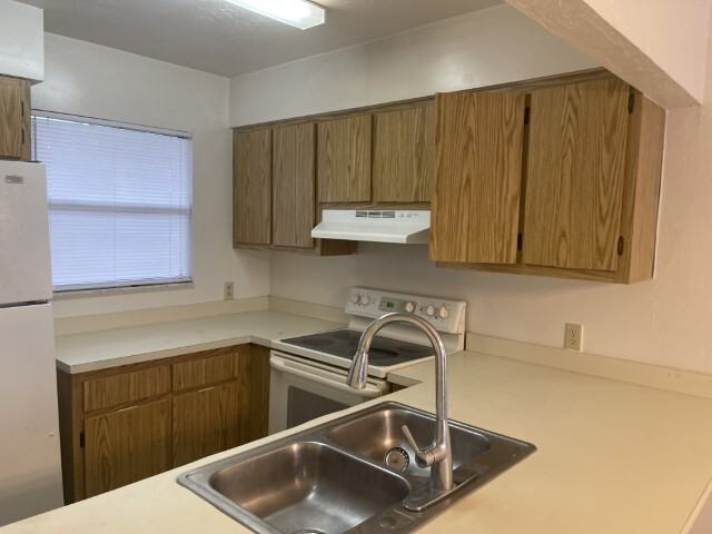 2548 Sw 31st Pl - Photo 3 of 16