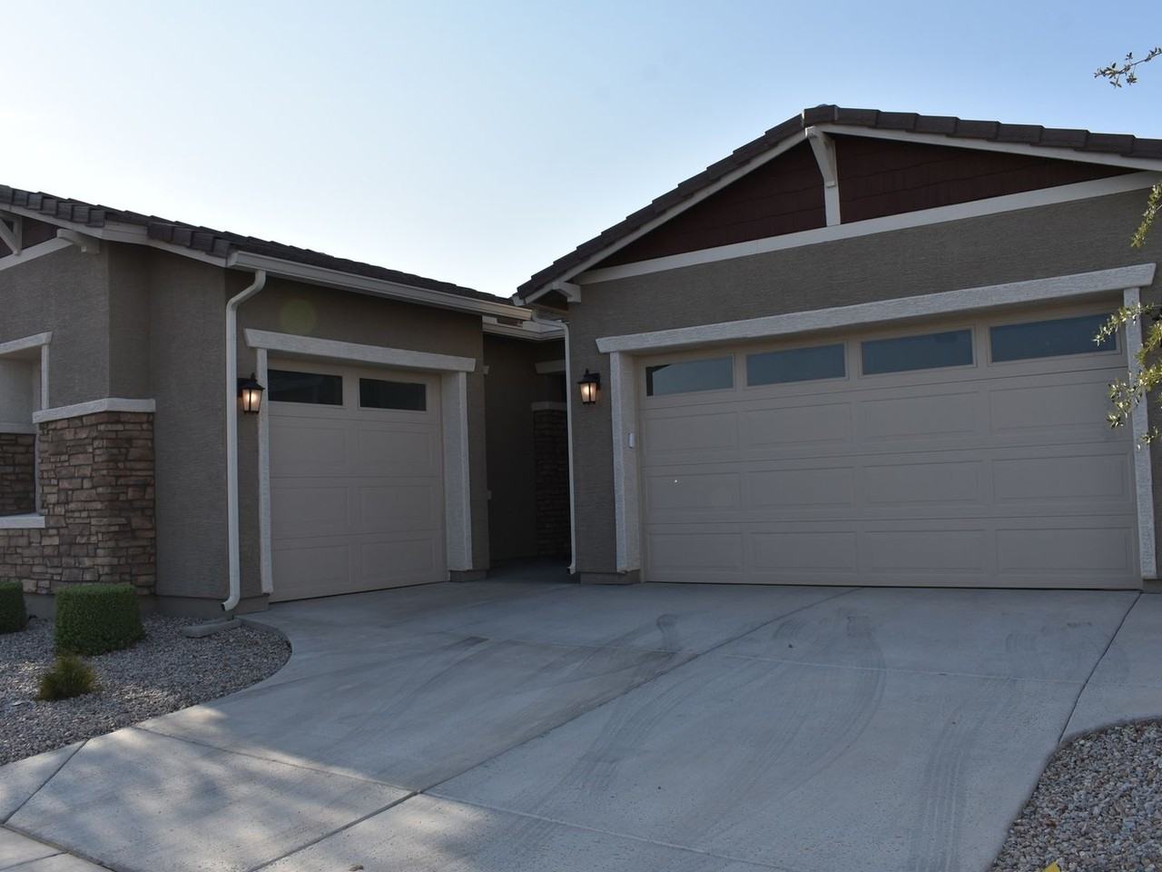 2530 W Huntington Dr - Photo 2 of 12