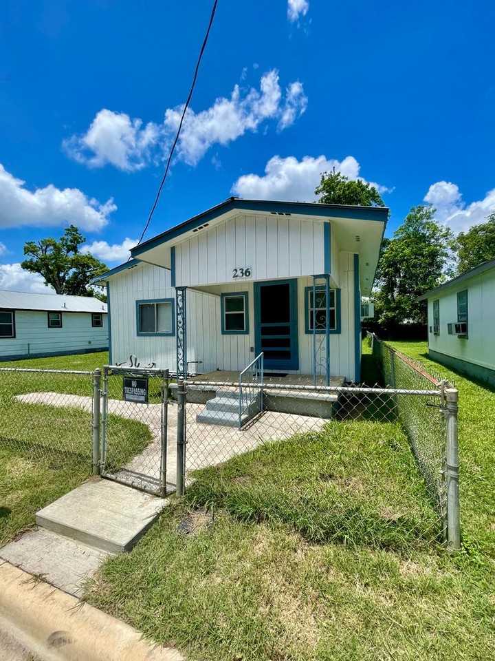 236 Comacho St - Photo 2 of 11