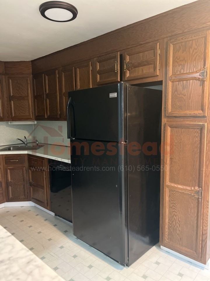 831 Crescent Dr - Photo 3 of 50