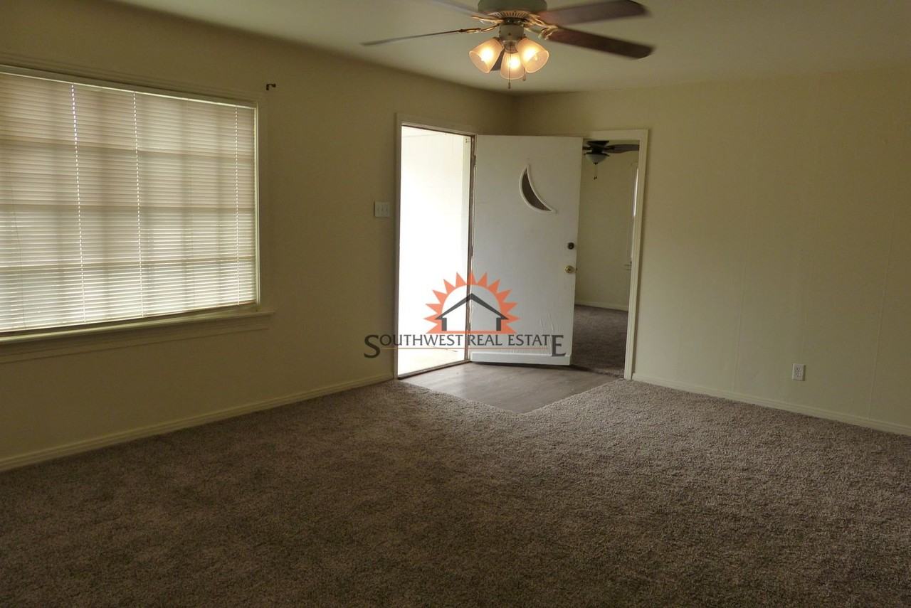 2204 Axtell St - Photo 3 of 27