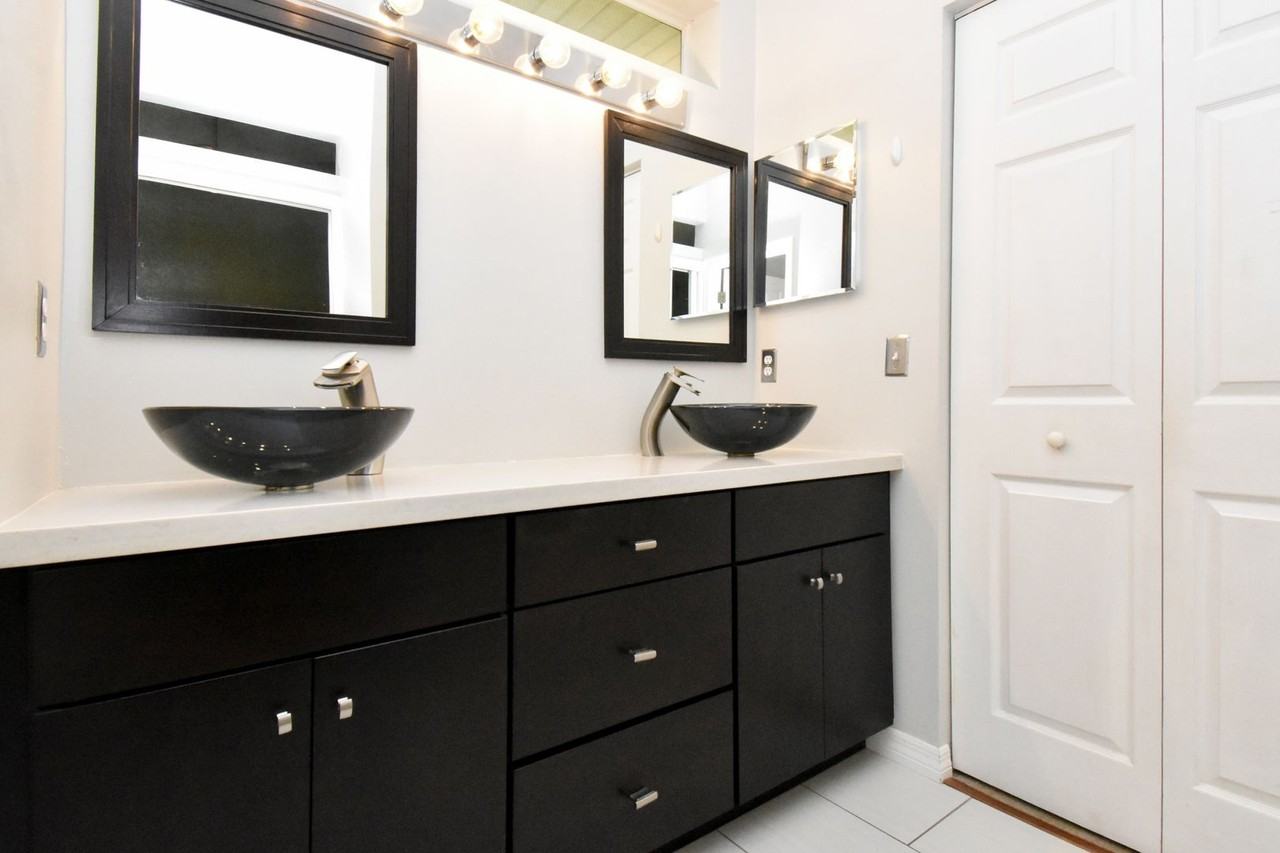 4517 Nw 37th Ter - Photo 2 of 15