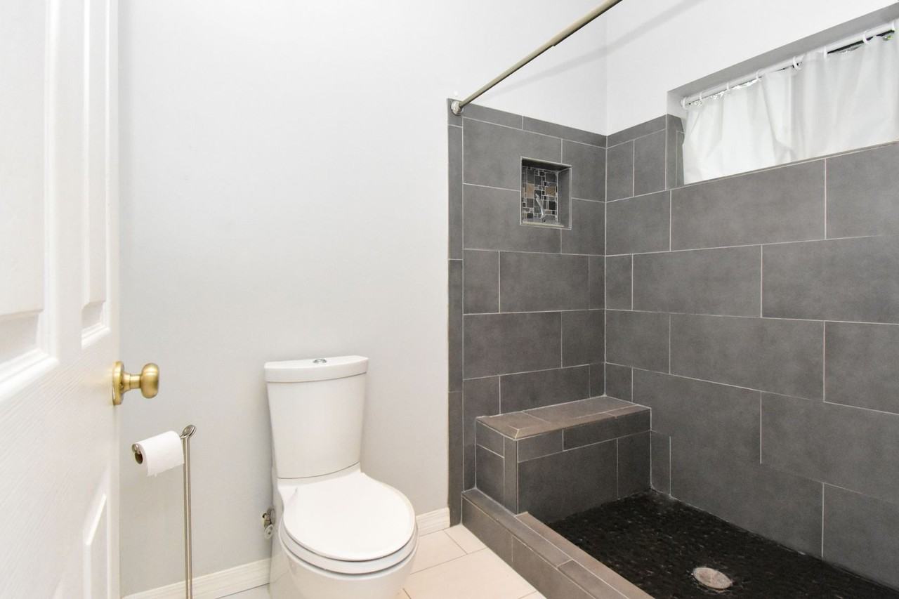 4517 Nw 37th Ter - Photo 3 of 15