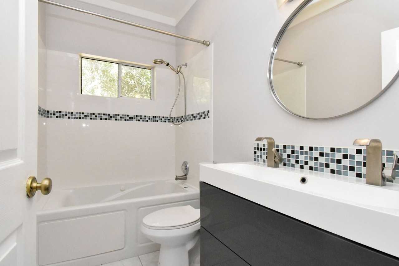 4517 Nw 37th Ter - Photo 7 of 15