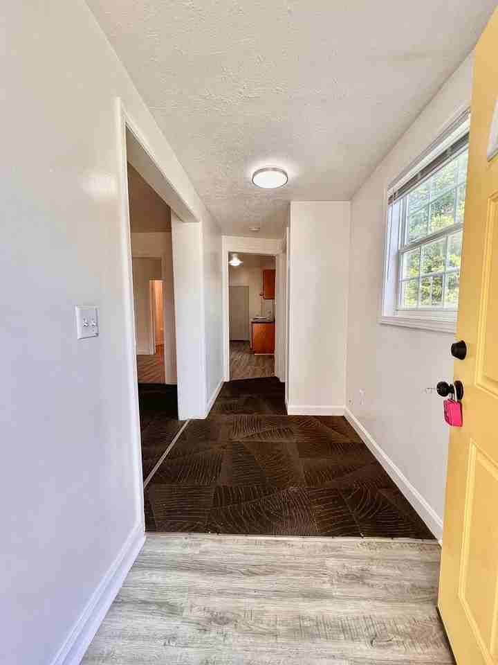 201 Smith St - Photo 3 of 15