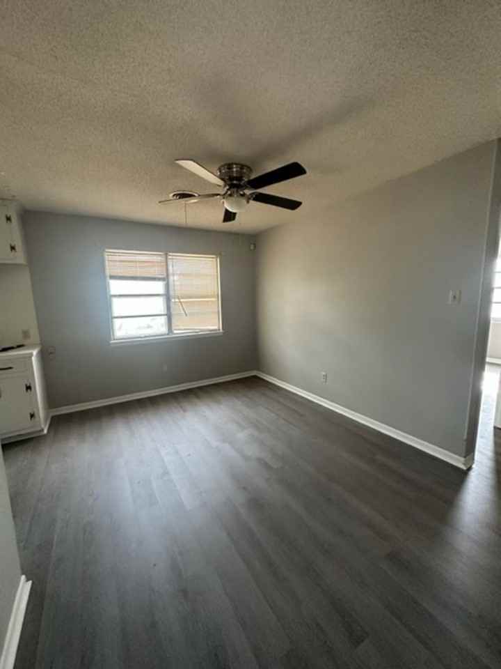 2818 S 39th St - Photo 3 of 12