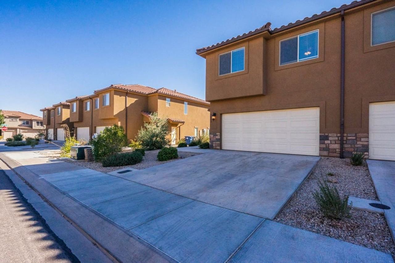 3925 Bella Vista Drive - Photo 2 of 36